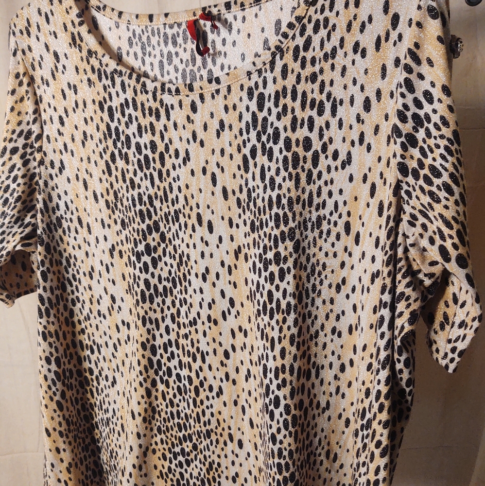 LOVE SCARLET cheetah print w/sparkle threaded accents & crystal sleeves. Sz 2X.